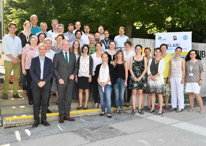 Das Foto zeigt LH -Stellvertreter Pernkopf, mit Abteilungsleiter Peter Obricht und einer Gruppe von BeamtInnen, BeraterInnen und AktivistInnen im Programm "KLAR" - Klimaanpassungsregionen.