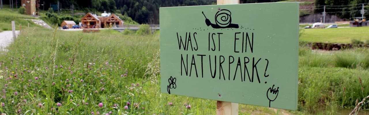 Das Foto zeigt ein Hinweisschild in einem Naturpark.