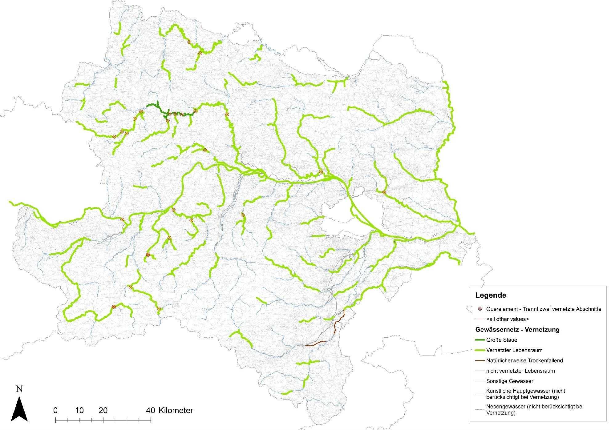 Von den rund 3.600 km in der Karte „Vernetzter Lebensraum“ dargestellten Fließgewässern sind heute knapp mehr als die Hälfte für Fische durchwanderbar. Durch die Errichtung von Fischaufstiegshilfen konnte seit 2009 der für Fische vernetzten Lebensraum von ursprünglich 43% auf 51% (Stand 2021) gesteigert werden (in der Karte ist der vernetzte Lebensraum als durchgehend grüne Linie gekennzeichnet). Dadurch wurden zusätzlich ca. 315 Flusskilometer wieder für Fische durchwanderbar. Die in diesen Bereichen verbliebenden noch unsanierte Querbauwerke (in der Karte als rote Kreise dargestellt) trennen zwei vernetzte Abschnitte. Ihnen kommen als Schlüsselhindernisse besondere Bedeutung zu. Grundsätzliches Ziel der EU-Wasserrahmenrichtlinie ist langfristig alle Gewässer für Fische wieder durchwanderbar zu gestalten.