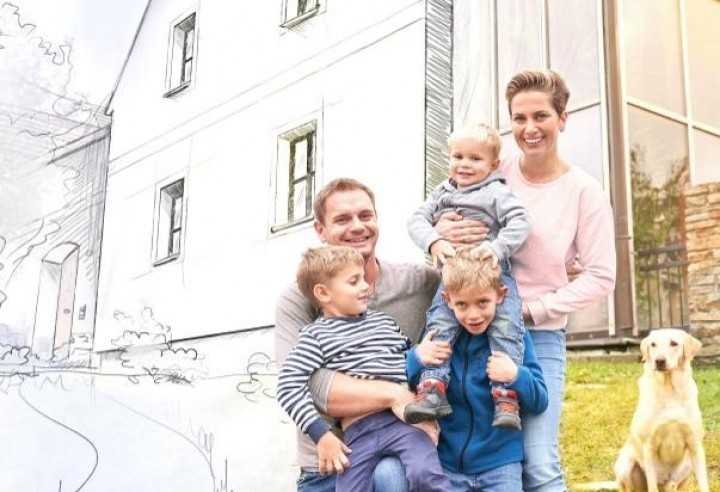 Das Foto von der Broschüre "Wohnbauförderung" zeigt eine junge Familie mit Hund.